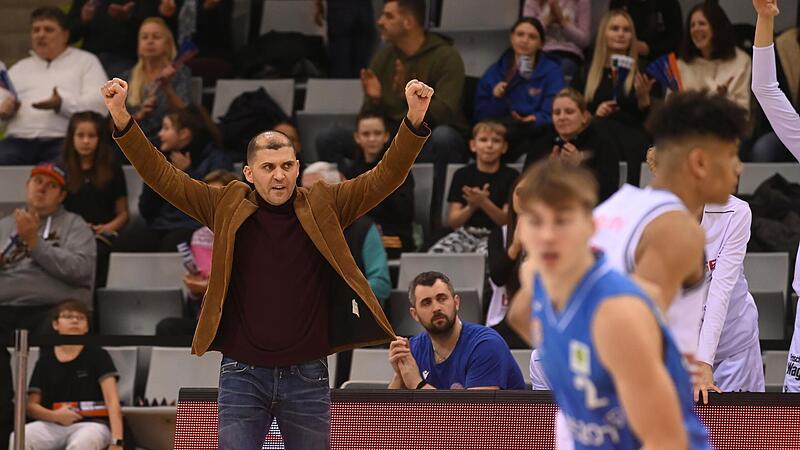 Die Hände zum Himmel: Neu BBC-Trainer Milos Petkovic feierte seinen zweiten Heimsieg mit seiner Mannschaft.