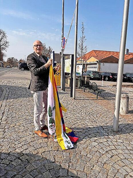 B&uuml;rgermeister Paulus hisst pers&ouml;nlich die Flagge f&uuml;r Tibet.