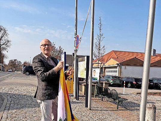 B&uuml;rgermeister Paulus hisst pers&ouml;nlich die Flagge f&uuml;r Tibet.