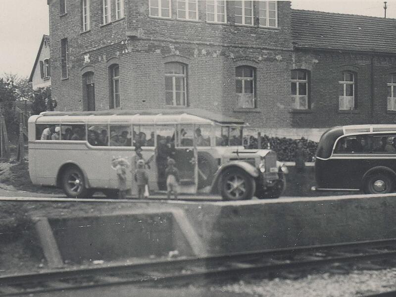 In den Anfangsjahren war die Fabrik noch ein Ziegelsteinbau: Betriebsausflug Mitte der 1930er Jahre In den Anfangsjahren war die Fabrik noch ein Ziegelsteinbau: Betriebsausflug Mitte der 1930er Jahre