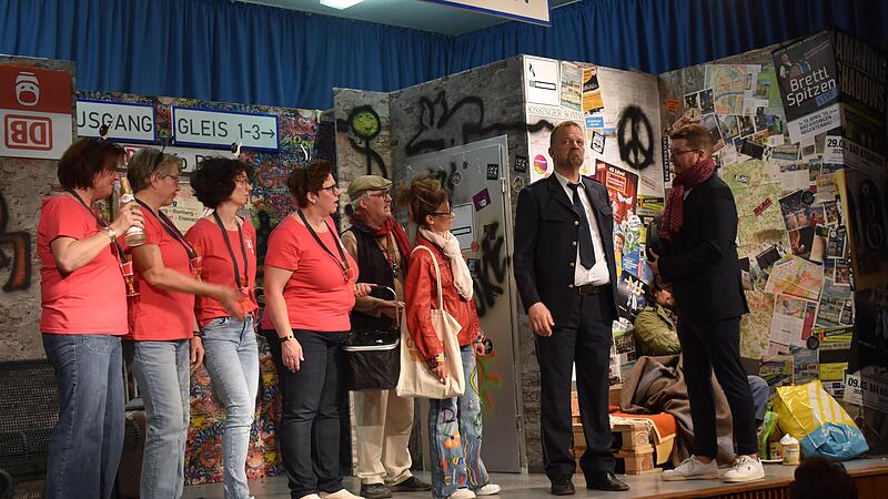 Der Geschäftsmann Viktor (Florian Hanft) will unbedingt einen Termin in Würzburg wahrnehmen und versucht mit allen Mitteln, „aus dem gottverlassenen Kaff“ Bad Kissingen dorthin zu kommen.