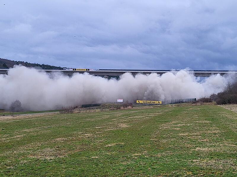 Die Sprengung der Thalaubachtalbr&uuml;cke bei Eichenzell