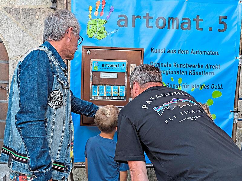 Was da wohl rauskommt? Künstler Johannes Birzer erklärt Neugierigen den Kunstautomaten. Was da wohl rauskommt? Künstler Johannes Birzer erklärt Neugierigen den Kunstautomaten.