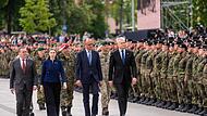 Verteidigungsminister Boris Pistorius, seine litauische Amtskollegin Dovile Sakaliene, Bundeskanzler Friedrich Merz  und Litauens Präsident  Gitanas Nauseda (vorn, v. l.) beim  Aufstellungsappell der deutschen Panzerbrigade 45.