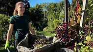 Es gibt viel zu lernen für die junge Auszubildende Josefine: Im Botanischen Garten gibt es Gewächse aus aller Welt. Es gibt viel zu lernen für die junge Auszubildende Josefine: Im Botanischen Garten gibt es Gewächse aus aller Welt.
