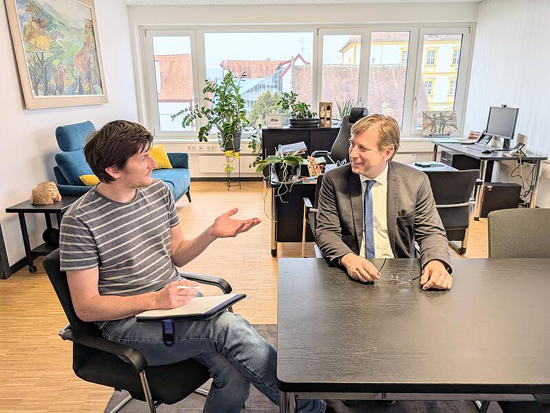 Landrat Hermann Ulm im Gespr&auml;ch mit FT-Reporter Stephan Gro&szlig;mann