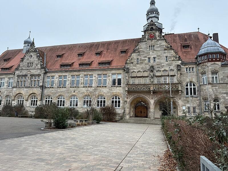 Das historische Hauptgeb&auml;ude des Herder-Gymnasiums in Forchheim steht unter Denkmalschutz.