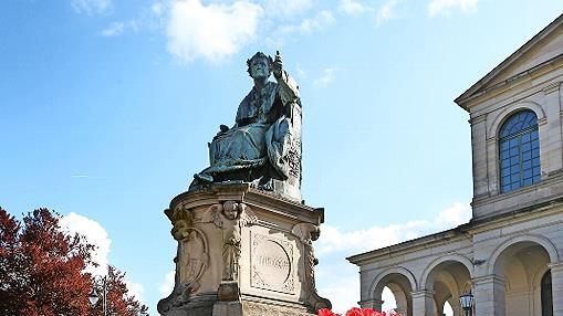 Das Denkmal König Ludwig I., geschaffen 1897 von Ferdinand Miller, erinnert vor dem Kursaal im Staatsbad Bad Brückenau an den Einfluss des Monarchen auf die Stadt. Das Denkmal König Ludwig I., geschaffen 1897 von Ferdinand Miller, erinnert vor dem Kursaal im Staatsbad Bad Brückenau an den Einfluss des Monarchen auf die Stadt.