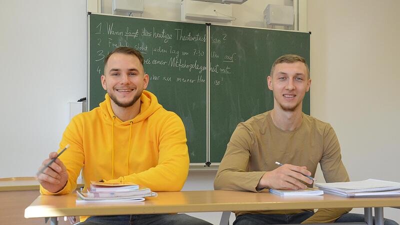 Fleißig am Deutschlernen: Bartlomiej Bis (links) und Arkadiusz Ossowski lernen die Sprache ihrer neuen Heimat. Für den Pressetermin ging es in die Räumlichkeiten des Coburger Gymnasiums Alexandrinum. Fleißig am Deutschlernen: Bartlomiej Bis (links) und Arkadiusz Ossowski lernen die Sprache ihrer neuen Heimat. Für den Pressetermin ging es in die Räumlichkeiten des Coburger Gymnasiums Alexandrinum.