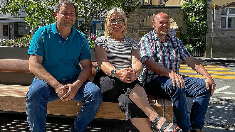 Oberb&uuml;rgermeisterin Martina Hebendanz freut sich zusammen mit dem Leiter des Amtes f&uuml;r &ouml;ffentliches Gr&uuml;n und Biodiversit&auml;t Andreas Geck (links) und Andreas Flieger, Sachgebietsleitung Gr&uuml;nanlagen und Unterhalt, &uuml;ber die neuen &bdquo;Greenpoints&ldquo; mit Sitzgelegenheit in der Hornschuchallee.