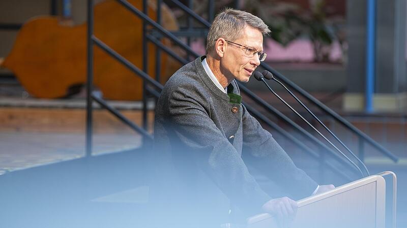 Schweinfurts Oberbürgermeister Sebastian Remelé hat sich einer städteübergreifenden Initiative angeschlossen, die klare Forderungen an den Bund und die Europäische Union formuliert. Schweinfurts Oberbürgermeister Sebastian Remelé hat sich einer städteübergreifenden Initiative angeschlossen, die klare Forderungen an den Bund und die Europäische Union formuliert.