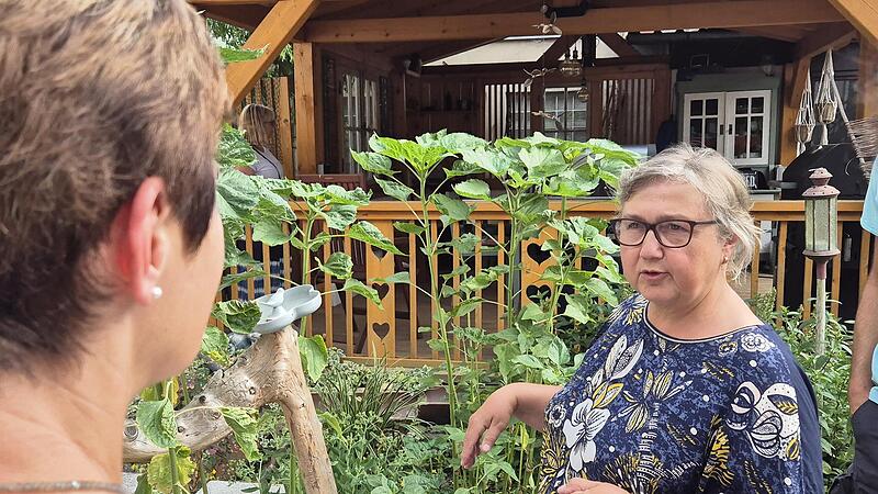 Gabi Braun beantwortet jede Frage der Teilnehmer rund um ihren Garten.