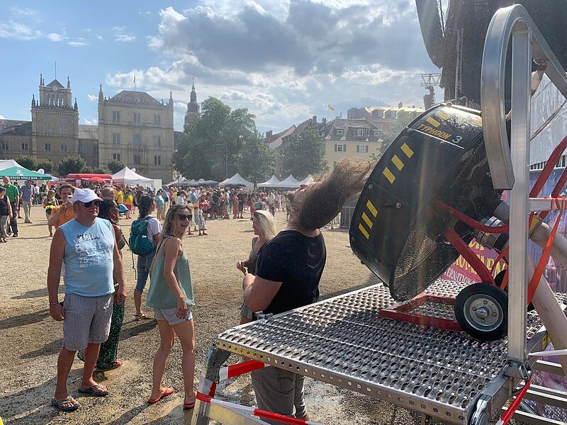 Herrliche Abk&uuml;hlung beim Samba-Festival - der Coburger Feuerwehr sei Dank