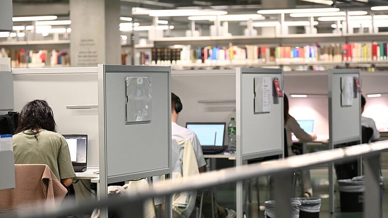 Wissenschaftsminister Markus Blume will den Einsatz von künstlicher Intelligenz bei Prüfungen an Hochschulen schon bald zulassen. Wissenschaftsminister Markus Blume will den Einsatz von künstlicher Intelligenz bei Prüfungen an Hochschulen schon bald zulassen.