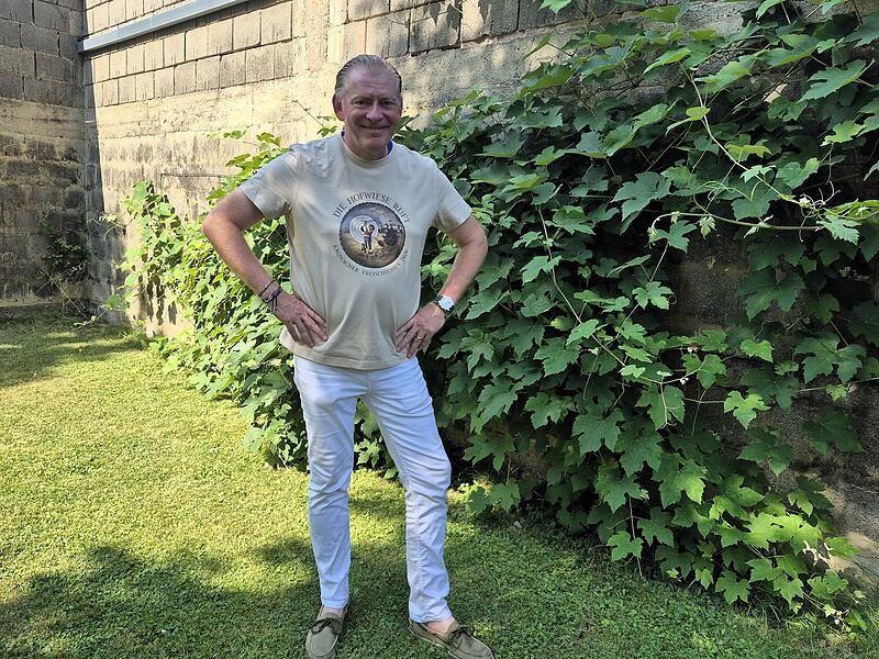 Christian Stützinger präsentiert das offizielle Freischießen-Fanshirt 2026 Christian Stützinger präsentiert das offizielle Freischießen-Fanshirt 2026