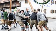 Traditionelles Maibaumaufstellen