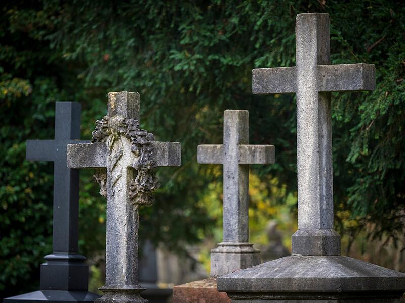 Kreuze auf dem Friedhof