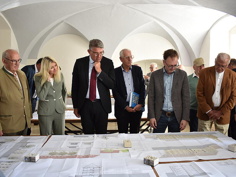Kulturstaatsminister Wolfram Weimer (3. v. l.) bekommt vom kulturellen Leiter der Chorakademie, Gerald Fink (5. v. l.), das Projekt in Wei&szlig;enohe erkl&auml;rt.