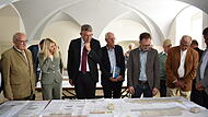 Kulturstaatsminister Wolfram Weimer (3. v. l.) bekommt vom kulturellen Leiter der Chorakademie, Gerald Fink (5. v. l.), das Projekt in Weißenohe erklärt.Forchheim & Fränkische Schweiz Kulturstaatsminister Wolfram Weimer (3. v. l.) bekommt vom kulturellen Leiter der Chorakademie, Gerald Fink (5. v. l.), das Projekt in Weißenohe erklärt.