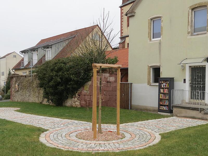 Der Vorplatz am Jugendzentrum: Auch ohne Sitzplatzgruppe und bei eisigen Temperaturen ein ansehnlicher Platz, der die Marktgemeinde Euerdorf so liebenswert macht.