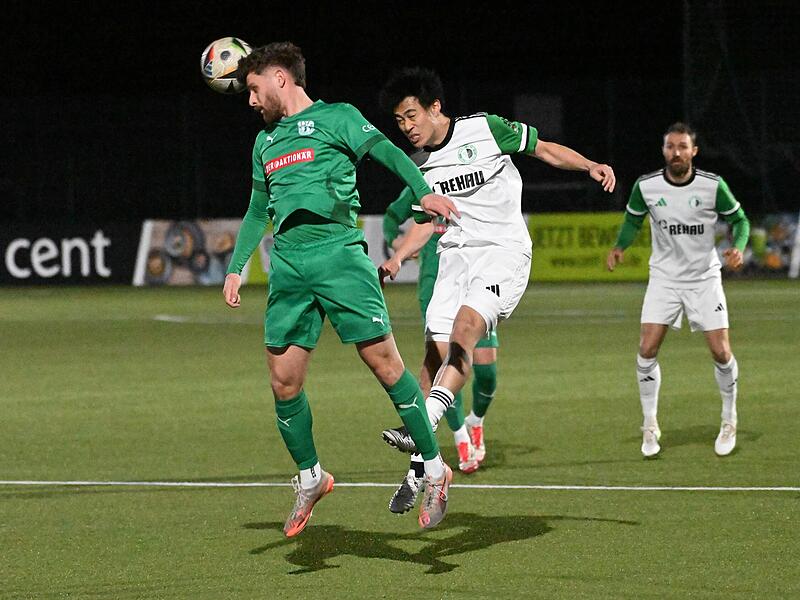 Michael Sauerstein kl&auml;rt per Kopfball vor dem Eltersdorfer Hiroki Akimoto.