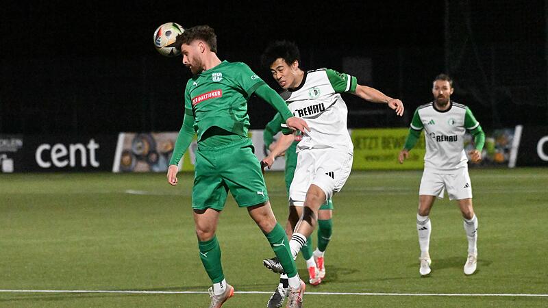 Michael Sauerstein kl&auml;rt per Kopfball vor dem Eltersdorfer Hiroki Akimoto.
