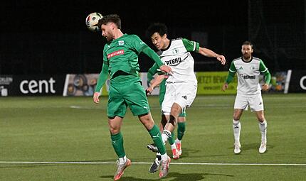 Michael Sauerstein kl&auml;rt per Kopfball vor dem Eltersdorfer Hiroki Akimoto.