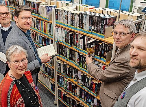Bücher im Blick in der Nacht der Bibliotheken (links von hinten nach vorne): Matthias Kaiser (Kanzler Hochschule Coburg), OB Dominik Sauerteig, Brigitte Maisch (Leitung Stadtbücherei); rechts: Sascha Salatowsky (Bibliotheksdirektor Landesbibliothe... Bücher im Blick in der Nacht der Bibliotheken (links von hinten nach vorne): Matthias Kaiser (Kanzler Hochschule Coburg), OB Dominik Sauerteig, Brigitte Maisch (Leitung Stadtbücherei); rechts: Sascha Salatowsky (Bibliotheksdirektor Landesbibliothe...