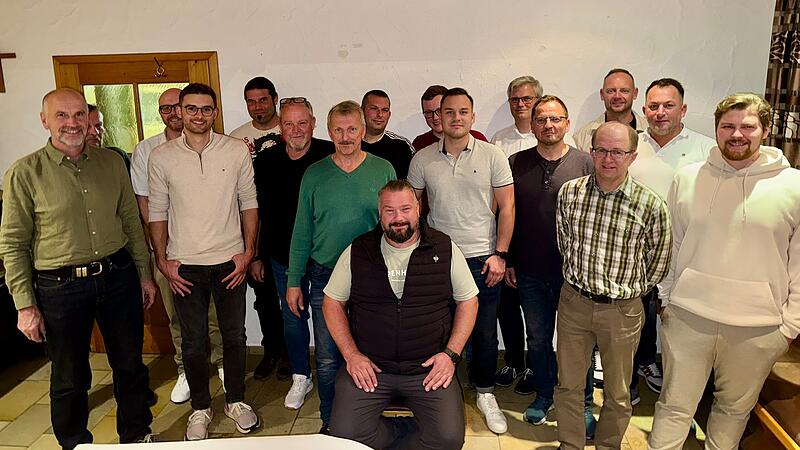 Stefan Groß (Mitte) möchte sich auch den Bürgermeistersessel in Weisendorf holen. Stefan Groß (Mitte) möchte sich auch den Bürgermeistersessel in Weisendorf holen.