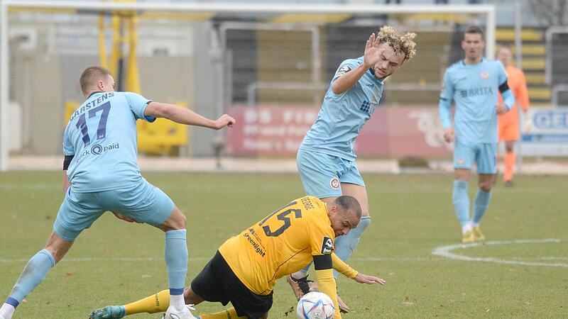 Der Bayreuther Jann George ist gestrauchelt, nachdem ihn gleich zwei Wiesbadener attackiert haben. Links Florian Carstens, rechts Benedict Hollerbach, der die SpVgg mit einem Hattrick in nur elf Minuten im Alleingang besiegte.