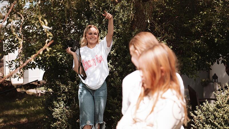 Heidi Fay dirigiert ihre Models f&uuml;r die beste Aufnahme