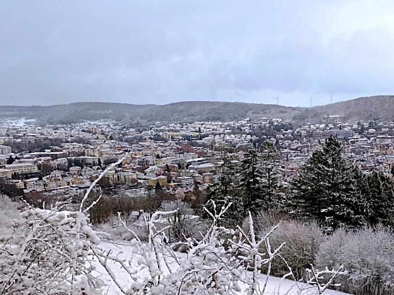 Rund zwei Zentimeter Neuschnee sind in der Nacht auf Freitag, 2.Januar, in Bad Kissingen gefallen. Unser Bild zeigt die verschneite Stadt mit Blick vom Staffelsberg aus.