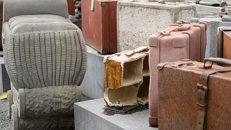 So sieht der beschädigte Koffer am Denk-Ort Deportationen am Würzburger Bahnhofsplatz aus. So sieht der beschädigte Koffer am Denk-Ort Deportationen am Würzburger Bahnhofsplatz aus.