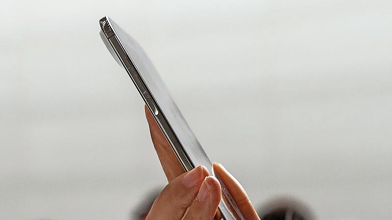 Eine Teilnehmerin der Vorstellung neuer iPhone-Modelle von Apple probiert das neue, dünnere iPhone Air aus.
