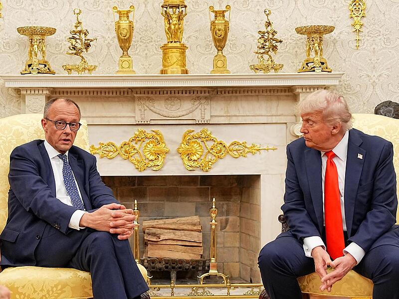 US-Pr&auml;sident Donald Trump (r.) empfing Kanzler Friedrich Merz (CDU) im Oval Office im Wei&szlig;en Haus zum ersten Treffen &ndash; und es lief gut. Warum es f&uuml;r Merz diesmal so schwierig wird, erkl&auml;rt unser Autor Peter M&uuml;ller.