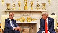 US-Präsident Donald Trump (r.) empfing Kanzler Friedrich Merz (CDU) im Oval Office im Weißen Haus zum ersten Treffen – und es lief gut. Warum es für Merz diesmal so schwierig wird, erklärt unser Autor Peter Müller. US-Präsident Donald Trump (r.) empfing Kanzler Friedrich Merz (CDU) im Oval Office im Weißen Haus zum ersten Treffen – und es lief gut. Warum es für Merz diesmal so schwierig wird, erklärt unser Autor Peter Müller.