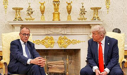 US-Pr&auml;sident Donald Trump (r.) empfing Kanzler Friedrich Merz (CDU) im Oval Office im Wei&szlig;en Haus zum ersten Treffen &ndash; und es lief gut. Warum es f&uuml;r Merz diesmal so schwierig wird, erkl&auml;rt unser Autor Peter M&uuml;ller.