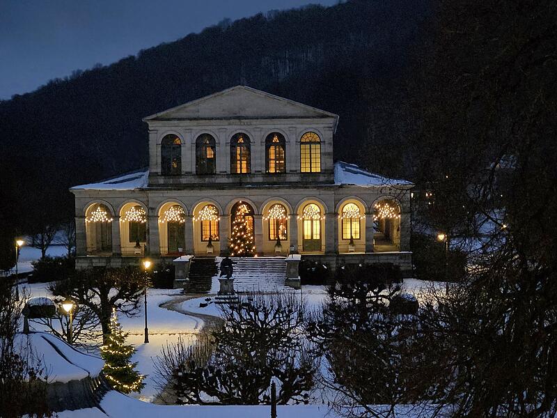 Ein Bild vom Staatsbad Bad Br&uuml;ckenau in winterlicher Stimmung: Das Foto zeigt das Kursaalgeb&auml;ude mit Festbeleuchtung.