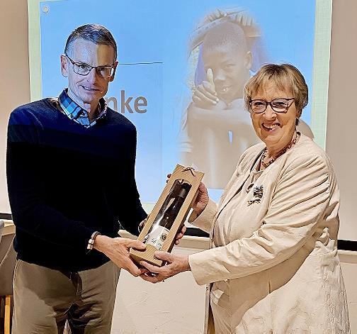 Georg Oel bedankt sich bei Referentin Margret Kopp.