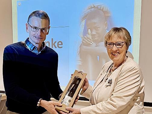 Georg Oel bedankt sich bei Referentin Margret Kopp.