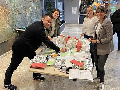 Intensiv arbeiteten (von links) Bürgermeister Stefan Heinlein, Julia Fangauer, Eva Gravogl und Theresa Loos (Beraterin der Cima) in Arbeitsgruppen bei einem Workshop am integrierten städtebaulichen Entwicklungskonzept der Marktgemeinde Pressig.