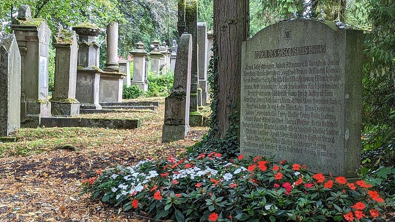 Der j&uuml;dische Friedhof in Coburg. Ein Gedenkstein erinnert an j&uuml;dische Opfer des Nationalsozialismus aus Coburg.