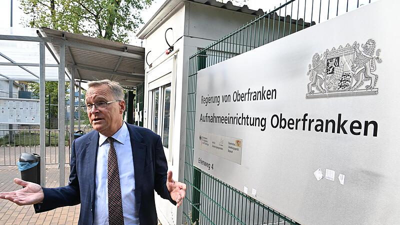 OB Andreas Starke vor dem Ankerzentrum, das damals noch Aufnahmeeinrichtung Oberfranken hieß OB Andreas Starke vor dem Ankerzentrum, das damals noch Aufnahmeeinrichtung Oberfranken hieß