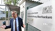OB Andreas Starke vor dem Ankerzentrum, das damals noch Aufnahmeeinrichtung Oberfranken hieß