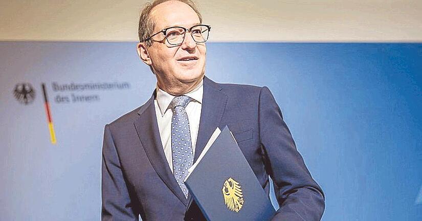 Innenminister Alexander Dobrindt will die Befugnisse der Bundespolizei ausweiten.