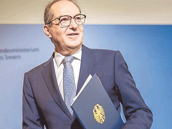 Innenminister Alexander Dobrindt will die Befugnisse der Bundespolizei ausweiten.