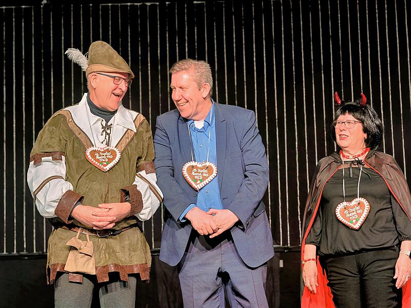 160 Akteure brachten die Hirschaider Jahnhalle beim Bunten Abend des MSC Sassanfahrt zum Toben&nbsp;&ndash; das Publikum bedankte sich mit teils tosendem Applaus, wie hier Erster B&uuml;rgermeister Klaus Homann (li., CSU) und Bundestagsabgeordneter Andreas Schwarz (SPD).
