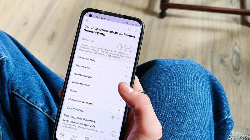 Ganz einfach vom Sofa aus: Kommunen bieten immer mehr Online-Verfahren und Online-Formulare.