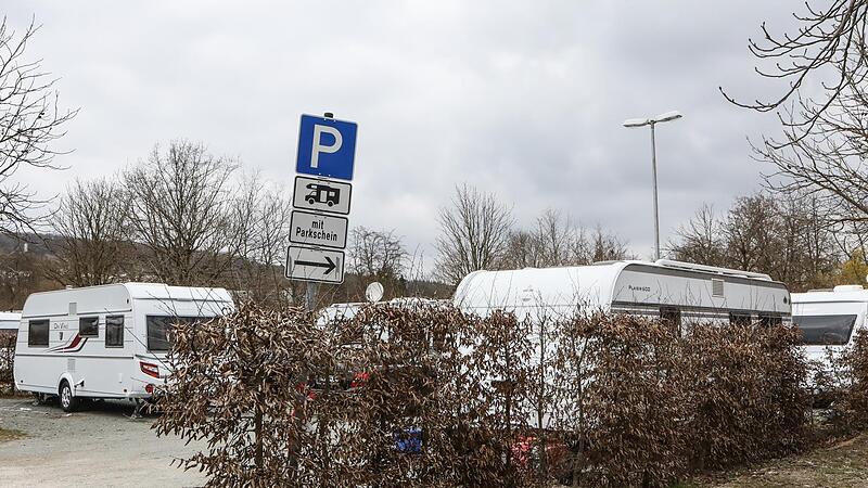 Die Wohnwagen einer Gro&szlig;familie auf der Sportinsel in Forchheim - um die M&uuml;llentsorgung k&uuml;mmern sich  Mitarbeiter der Stadt.Forchheim & Fr&auml;nkische Schweiz