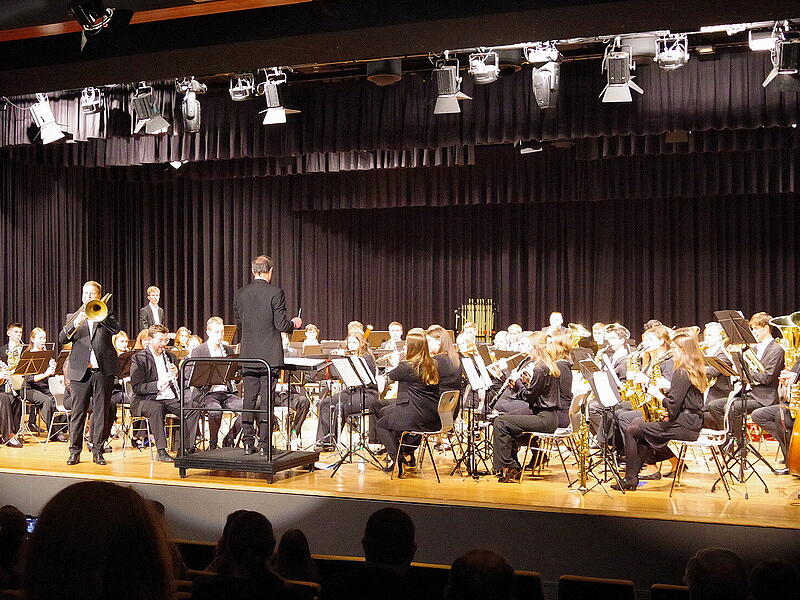 Bezirksdirigent Michael Saffer entlockte bei seinen Soli seiner Posaune schier unglaubliche T&ouml;ne.